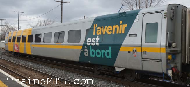 Passenger car VIA 3366 left side with new colors / Wagon de passager VIA 3366 coté gauche avec nouvelles couleurs